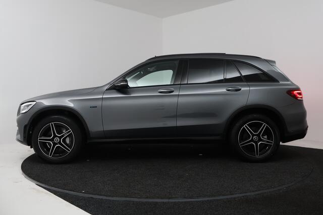 Mercedes-Benz GLC-KLASSE 300e 4MATIC Premium Plus (PANORAMADAK, SFEERVERLICHTING, CAMERA, ELEKT. STOELEN)