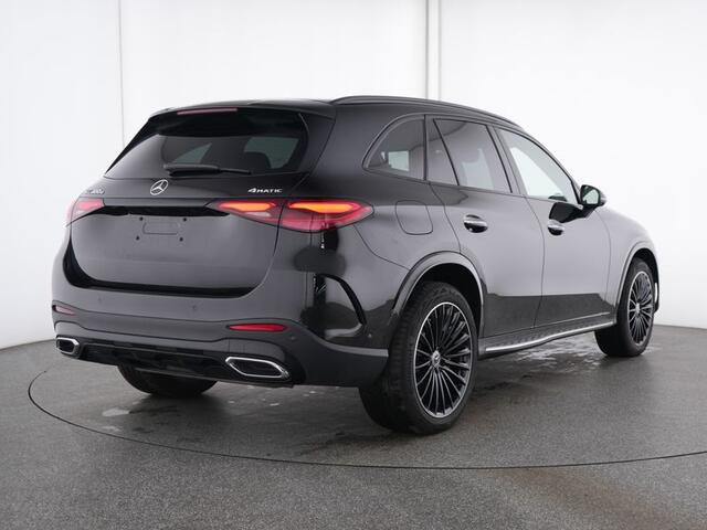 Mercedes-Benz GLC-KLASSE 300 e 4MATIC AMG Plug-In Hybride AMG Line | Night Pakket | Panorama Schuif-Kanteldak | Distronic | Parkeerpakket met 360°-camera. Inclusief 24 maanden Mercedes-Benz Certified garantie voor Europa.