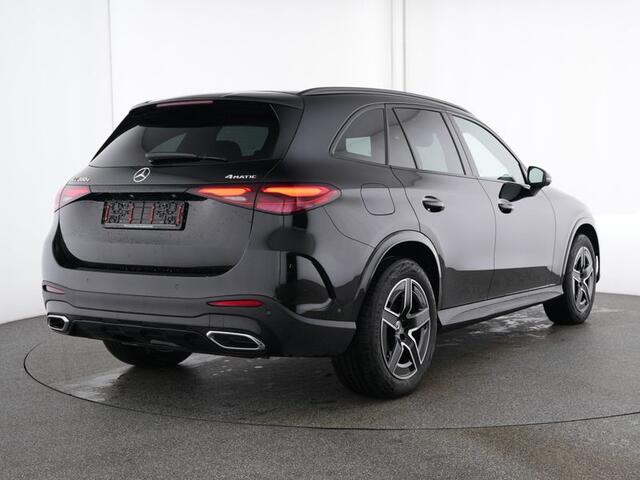 Mercedes-Benz GLC-KLASSE 300 e 4MATIC AMG Plug-In Hybride AIrmatic | AMG Line Night Pakket | Trekhaak | Head-up-Display | Parkeerpakket met 360°-camera | Distronic. Inclusief 24 maanden MB Certified garantie voor Europa.