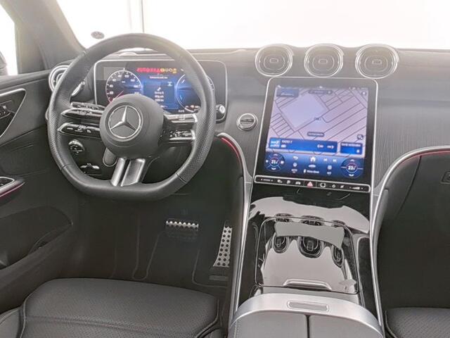 Mercedes-Benz GLC-KLASSE 300 e 4MATIC AMG Plug-In Hybride AIrmatic | AMG Line Night Pakket | Trekhaak | Head-up-Display | Parkeerpakket met 360°-camera | Distronic. Inclusief 24 maanden MB Certified garantie voor Europa.