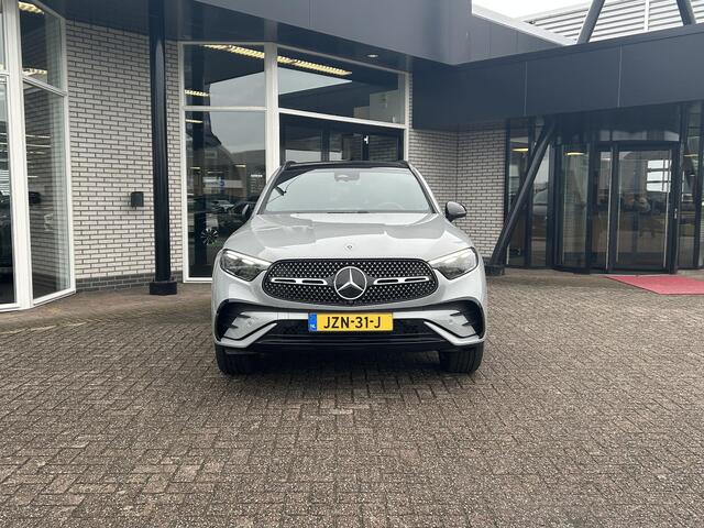 Mercedes-Benz GLC-KLASSE 300e 4MATIC Sport Edition | Premium Pakket | Night Pakket | Winter Pakket | Panoramadak | Burmester 3D Surround | 360° Camera | Augmented Reality voor Navigatie | DISTRONIC Afstandsassistent | Dodehoekassistent | Verkeersbordenassistent | DIGITAL LIGHT | Elektrisch Verstelbare Stoelen + Memory | Stoelverwarming | Stuurverwarming | Sfeerverlichting | Apple CarPlay | Android Auto | Sierdelen Openporig Hout Aluminiumlines | Elektrische Achterklep | Elektrisch Inklapbare Buitenspiegels | Parkeersensoren