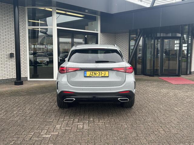Mercedes-Benz GLC-KLASSE 300e 4MATIC Sport Edition | Premium Pakket | Night Pakket | Winter Pakket | Panoramadak | Burmester 3D Surround | 360° Camera | Augmented Reality voor Navigatie | DISTRONIC Afstandsassistent | Dodehoekassistent | Verkeersbordenassistent | DIGITAL LIGHT | Elektrisch Verstelbare Stoelen + Memory | Stoelverwarming | Stuurverwarming | Sfeerverlichting | Apple CarPlay | Android Auto | Sierdelen Openporig Hout Aluminiumlines | Elektrische Achterklep | Elektrisch Inklapbare Buitenspiegels | Parkeersensoren