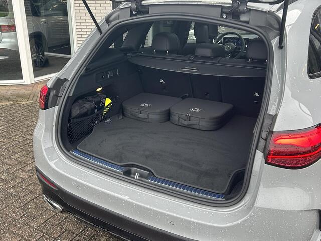 Mercedes-Benz GLC-KLASSE 300e 4MATIC Sport Edition | Premium Pakket | Night Pakket | Winter Pakket | Panoramadak | Burmester 3D Surround | 360° Camera | Augmented Reality voor Navigatie | DISTRONIC Afstandsassistent | Dodehoekassistent | Verkeersbordenassistent | DIGITAL LIGHT | Elektrisch Verstelbare Stoelen + Memory | Stoelverwarming | Stuurverwarming | Sfeerverlichting | Apple CarPlay | Android Auto | Sierdelen Openporig Hout Aluminiumlines | Elektrische Achterklep | Elektrisch Inklapbare Buitenspiegels | Parkeersensoren