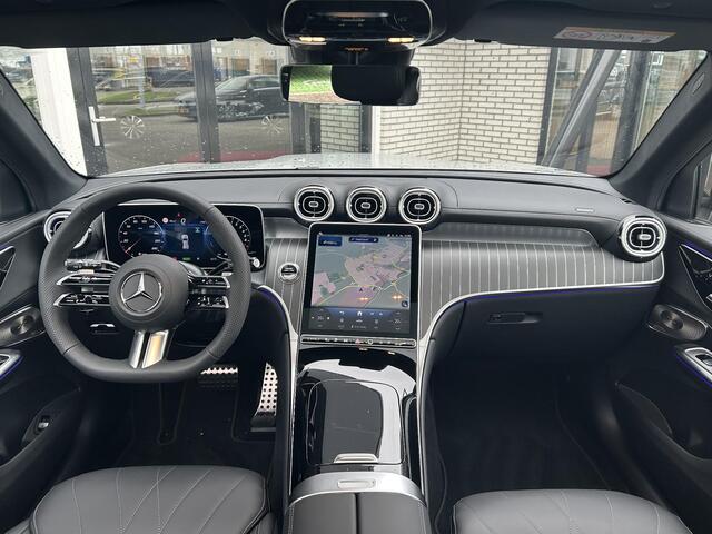 Mercedes-Benz GLC-KLASSE 300e 4MATIC Sport Edition | Premium Pakket | Night Pakket | Winter Pakket | Panoramadak | Burmester 3D Surround | 360° Camera | Augmented Reality voor Navigatie | DISTRONIC Afstandsassistent | Dodehoekassistent | Verkeersbordenassistent | DIGITAL LIGHT | Elektrisch Verstelbare Stoelen + Memory | Stoelverwarming | Stuurverwarming | Sfeerverlichting | Apple CarPlay | Android Auto | Sierdelen Openporig Hout Aluminiumlines | Elektrische Achterklep | Elektrisch Inklapbare Buitenspiegels | Parkeersensoren