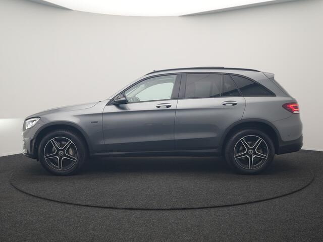 Mercedes-Benz GLC-KLASSE 300e 4MATIC Business Solution AMG PHEV 313pk Dealer O.H. | Trekhaak Af Fabriek | Panodak | Multi Beam LED | Alcantara Sportstoelen Verwarmd | Blis | Camera | Keyless | Sfeerverlichting | Apple Carplay | Navigatie | DAB | Cruise Control | Plug In Hybrid |
