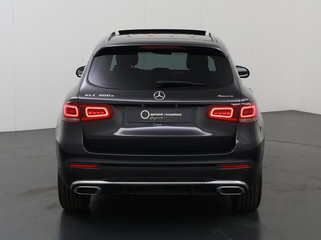 Mercedes-Benz GLC-KLASSE 300e 4MATIC AMG | Panoramadak | Trekhaak elektrisch | Distronic | 360 camera |