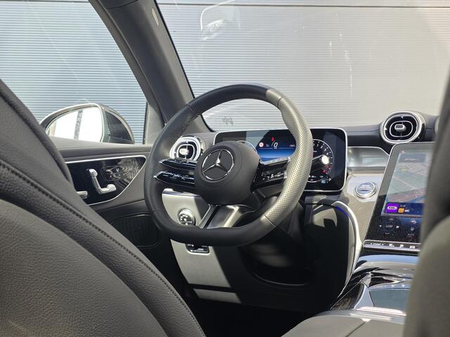 Mercedes-Benz GLC-KLASSE 300e 4MATIC Sport Edition | 360° Camera | Night Pakket | Panoramadak | Dodehoekassistent | Elektrisch Verstelbare Stoelen + Memory | Stoelverwarming | Sfeerverlichting | Apple CarPlay | Android Auto | Elektrische Achterklep | Elektrisch Inklapbare Buitenspiegels | Parkeersensoren