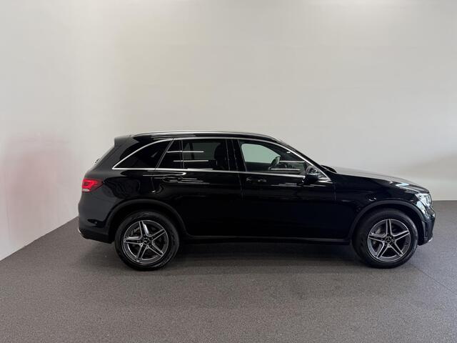 Mercedes-Benz GLC-KLASSE 300e 4MATIC Automaat PHEV AMG Line Navigatie Cruise Control Parkeersensoren Stoelverwarming Panorama dak Matrix LED-koplampen Virtual Cockpit Surround-systeem Burmester Inductielader