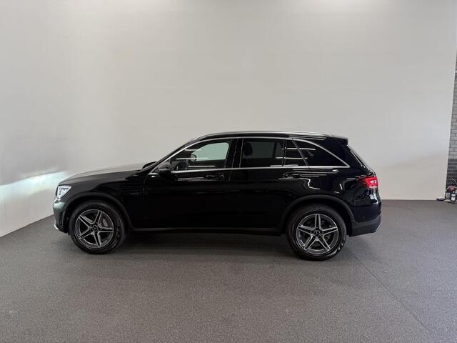 Mercedes-Benz GLC-KLASSE 300e 4MATIC Automaat PHEV AMG Line Navigatie Cruise Control Parkeersensoren Stoelverwarming Panorama dak Matrix LED-koplampen Virtual Cockpit Surround-systeem Burmester Inductielader