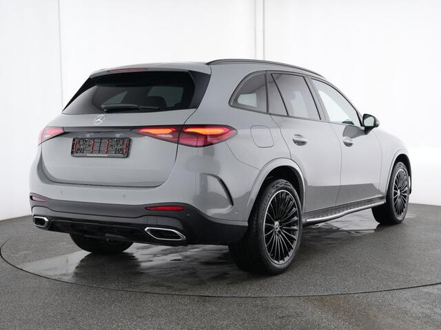 Mercedes-Benz GLC-KLASSE 300 e 4MATIC AMG Plug-In Hybride | AMG Premium Line | Night Pakket | Panoramadak | Digital Light | Memory Voorstoelen | 20 Inch AMG Velgen. Inclusief 24 maanden MB Certified garantie voor Europa.