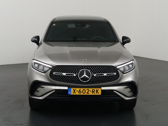 Mercedes-Benz Glc Coupé 300e 4MATIC AMG Line | Night | Panoramadak | Trekhaak | Treeplanken | Multispaaks velgen |