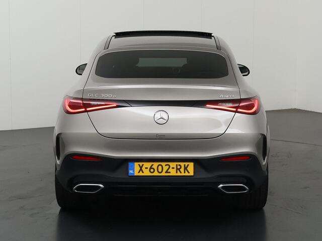 Mercedes-Benz Glc Coupé 300e 4MATIC AMG Line | Night | Panoramadak | Trekhaak | Treeplanken | Multispaaks velgen |