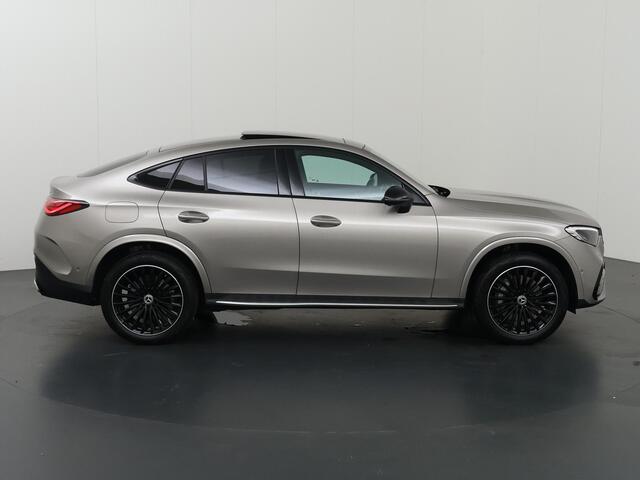Mercedes-Benz Glc Coupé 300e 4MATIC AMG Line | Night | Panoramadak | Trekhaak | Treeplanken | Multispaaks velgen |
