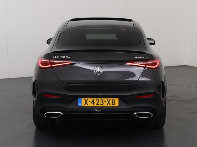 Mercedes-Benz Glc Coupé 300e 4MATIC AMG Line | Night | Panoramadak | Treeplanken | Trekhaak | 20" lichtmetalen velgen | Memory |