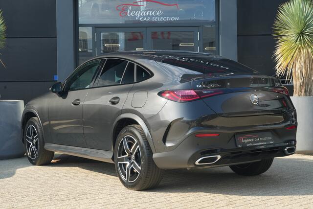 Mercedes-Benz Glc Coupé 300e 4MATIC AMG Line Plus | 313PK | Navi | Stoelverwarming | Camera | 20" | Mercedes-Benz GLC Coupé 300e AMG Line Plus 313 PK Plug-in Hybrid met 2.0 viercilinder, navigatie, stoelverwarming, achteruitrijcamera, adaptieve cruise control, Premium Plus-pakket, Matrix LE
