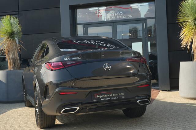 Mercedes-Benz Glc Coupé 300e 4MATIC AMG Line Plus | 313PK | Navi | Stoelverwarming | Camera | 20" | Mercedes-Benz GLC Coupé 300e AMG Line Plus 313 PK Plug-in Hybrid met 2.0 viercilinder, navigatie, stoelverwarming, achteruitrijcamera, adaptieve cruise control, Premium Plus-pakket, Matrix LE