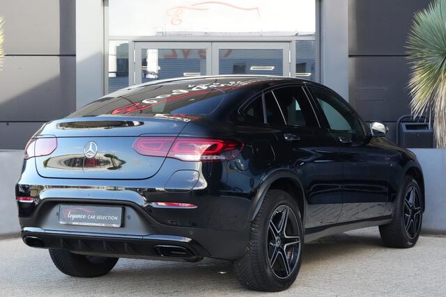 Mercedes-Benz Glc Coupé 300e 4MATIC AMG | PHEV | 320PK | Virtual Cockpit | Camera | 19'' | Een bijzonder fraaie combinatie van sportiviteit, luxe en efficiëntie. Deze Mercedes-Benz GLC Coupé 300e 4MATIC is uitgevoerd in de populaire AMG Line en combineert het elegante Coupé-design