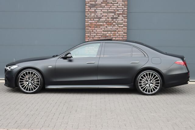 Mercedes-Benz S-KLASSE 580 e 4MATIC Lang AMG Line | Manufaktur | Airmatic | Chauffeurspakket | Achterasbesturing | Augmented HUD | Distronic+ | Burmester | Exclusief Nappa Leder | 3D-Display | Vlakkenverwarming | Zonweringspakket |