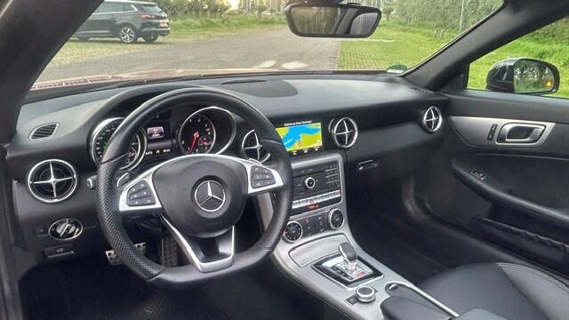 Mercedes-Benz SLC-KLASSE 200 AMG-LINE AUTOMAAT 22.000KM!!! UNIEK!! UNIEK!! CLIMATE CONTROL, NAVIGATIE, LEER, STOELVERWARMING, NEKVERWARMING, WINDSCHERM, NIGHTPAKKET, PANORAMADAK, DODEHOEK ASSIST, PARKEERHULP V/A, LED-LICHT, 18"AMG-VELGEN, ENZ. ENZ.