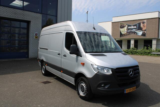 Mercedes-Benz SPRINTER 317 CDI L2H2 RWD MBUX met navigatie 360 graden camera en parkeersensoren, Geveerde stoel, Etc.