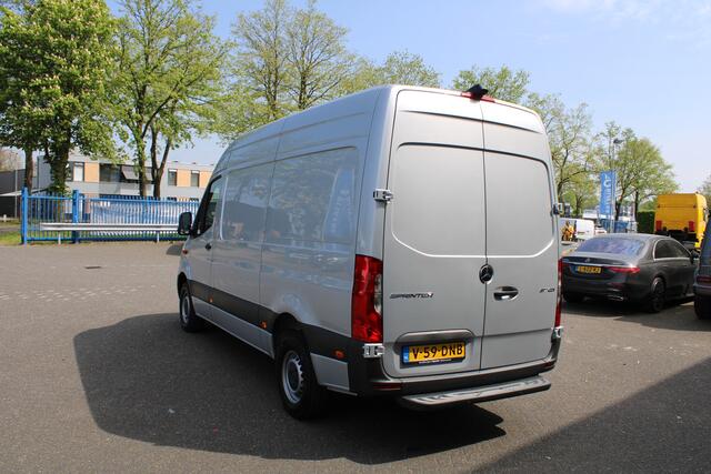 Mercedes-Benz SPRINTER 317 CDI L2H2 RWD MBUX met navigatie 360 graden camera en parkeersensoren, Geveerde stoel, Etc.