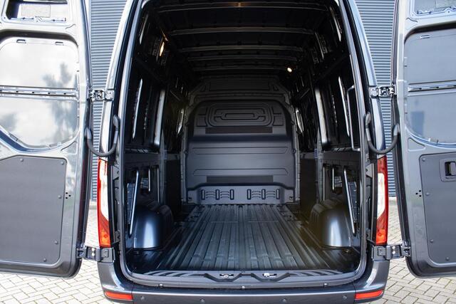 Mercedes-Benz SPRINTER 319 1.9 CDI L2H2 Pro 190 PK Automaat Dubbele schuifdeur, 3.500 kg trekgewicht, Distronic, LED koplampen, lichtmetalen velgen, geveerde stoel, achteruitrijcamera, inklapbare spiegels, stoelverwarming
