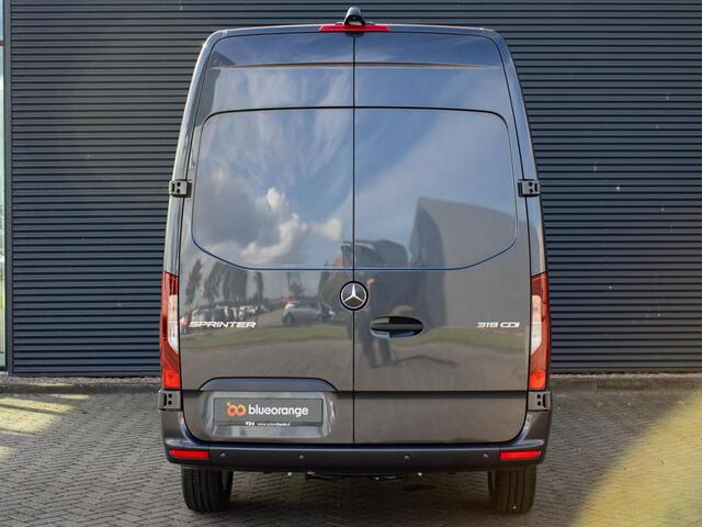 Mercedes-Benz SPRINTER 319 1.9 CDI L2H2 Pro 190 PK Automaat Dubbele schuifdeur, 3.500 kg trekgewicht, Distronic, LED koplampen, lichtmetalen velgen, geveerde stoel, achteruitrijcamera, inklapbare spiegels, stoelverwarming