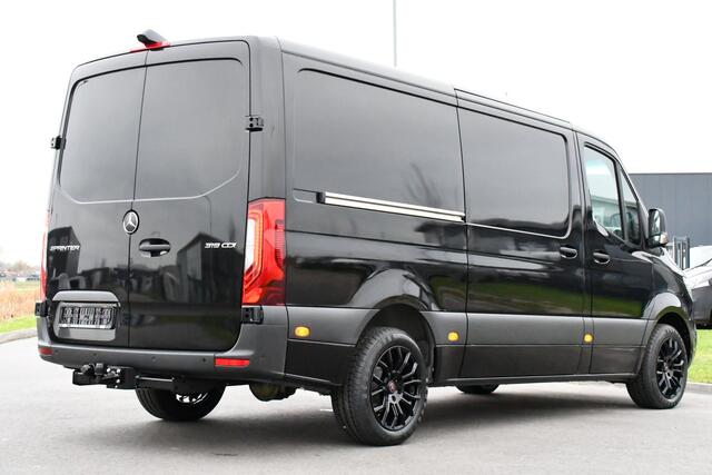 Mercedes-Benz SPRINTER 319 1.9 CDI L2 Pro Black Edition Adaptieve Cruise, 360 Camera, 190PK, Automaat, Carplay, 3500KG Trekhaak, LED, Multimedia, Stoelverwarming, UNIEK!