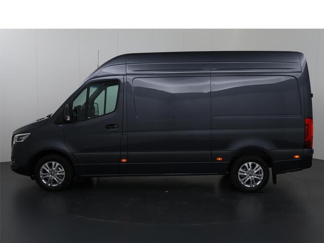 Mercedes-Benz SPRINTER 319 CDI | L2 H2 | Select | Aut. | 3500 KG. AHW | Navigatie | Airco | Stoelverwarming | Achteruitrijcamera | Distronic | Dodehoekassistent | Geveerde Comfortstoel en bijrijdersbank | Trekhaakvoorbereiding 3500kg | Certified |