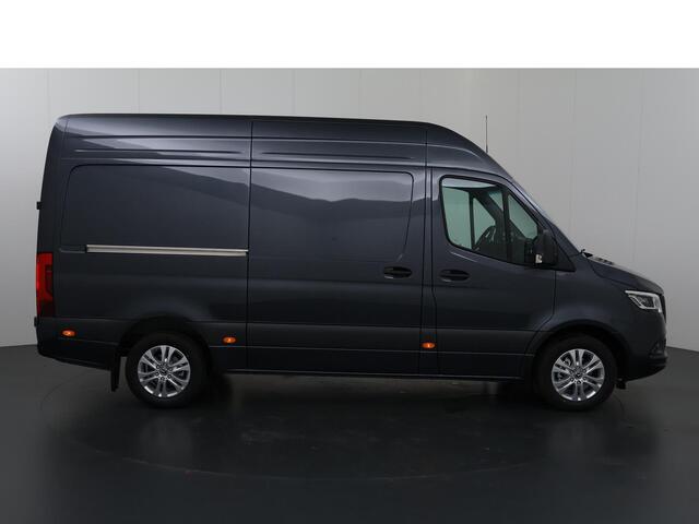 Mercedes-Benz SPRINTER 319 CDI | L2 H2 | Select | Aut. | 3500 KG. AHW | Navigatie | Airco | Stoelverwarming | Achteruitrijcamera | Distronic | Dodehoekassistent | Geveerde Comfortstoel en bijrijdersbank | Trekhaakvoorbereiding 3500kg | Certified |