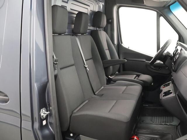 Mercedes-Benz SPRINTER 319 CDI | L2 H2 | Select | Aut. | 3500 KG. AHW | Navigatie | Airco | Stoelverwarming | Achteruitrijcamera | Distronic | Dodehoekassistent | Geveerde Comfortstoel en bijrijdersbank | Trekhaakvoorbereiding 3500kg | Certified |