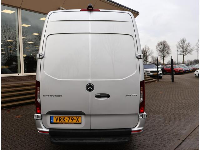 Mercedes-Benz SPRINTER 319 3.0 CDI V6 190 PK AUT. L3H2 + DISTRONIC / LED / 360 CAMERA / BREEDBEELD MBUX
