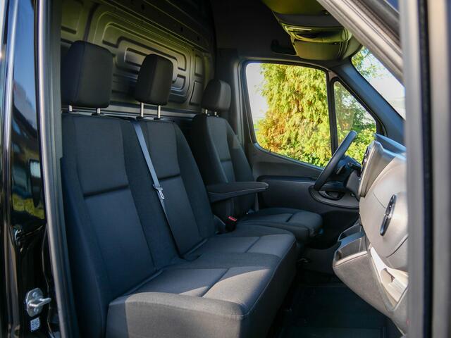 Mercedes-Benz SPRINTER 317 1.9 CDI 170PK AUTOMAAT L2H2 RWD 3500KG AHW MOGELIJK | CAMERA | CARPLAY | BLACK ON BLACK | **BPM VRIJ VOOR ONDERNEMERS** Rijklaar prijs inclusief accessoires