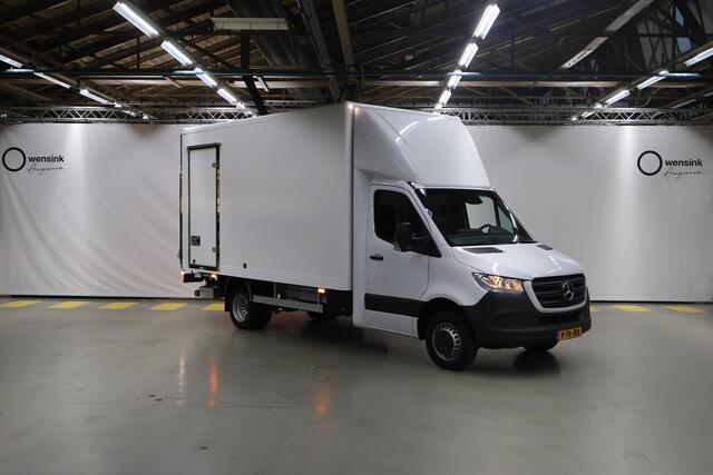 Mercedes-Benz SPRINTER 517 CDI Bakwagen met Laadklep | Airco | Cruise Control | MBUX | Navigatie | Carplay | LED | 170 PK | Laadklep+zijdeur | Certified |