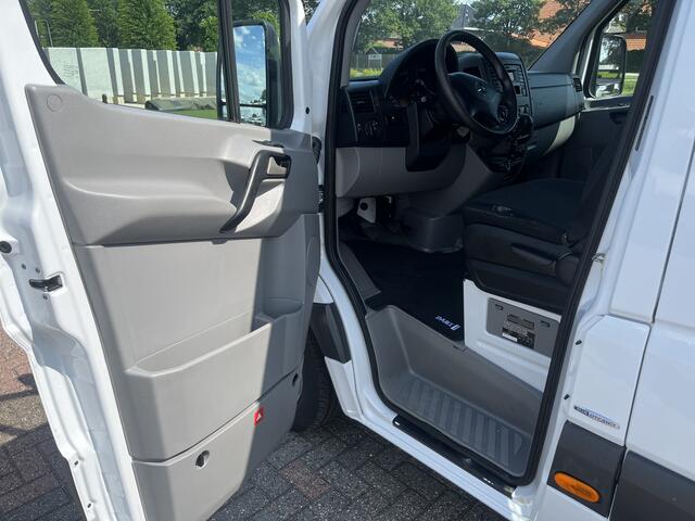 Mercedes-Benz SPRINTER 516 160pk Hoogwerker 17 meter Euro 6 Pto Omvormer Verkeersbord Bedieningspaneel Kastinrichting Airco Cruise control Tachograaf Steunpoten Telefoonverbinding