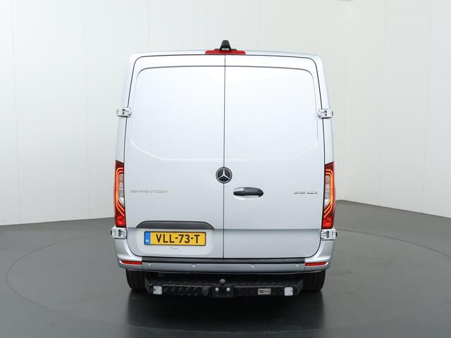 Mercedes-Benz SPRINTER 319 | 3.0 V6 | L2 H1 | Dubbele Cabine | 3500 KG AHW | LM Velgen | Distronic | Trekhaak | 5-zits | V6 | Climate Control | Parkeercamera | Lederen bekleding | Certified