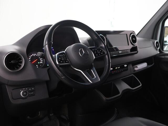 Mercedes-Benz SPRINTER 319 | 3.0 V6 | L2 H1 | Dubbele Cabine | 3500 KG AHW | LM Velgen | Distronic | Trekhaak | 5-zits | V6 | Climate Control | Parkeercamera | Lederen bekleding | Certified