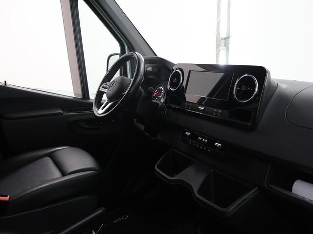 Mercedes-Benz SPRINTER 319 | 3.0 V6 | L2 H1 | Dubbele Cabine | 3500 KG AHW | LM Velgen | Distronic | Trekhaak | 5-zits | V6 | Climate Control | Parkeercamera | Lederen bekleding | Certified