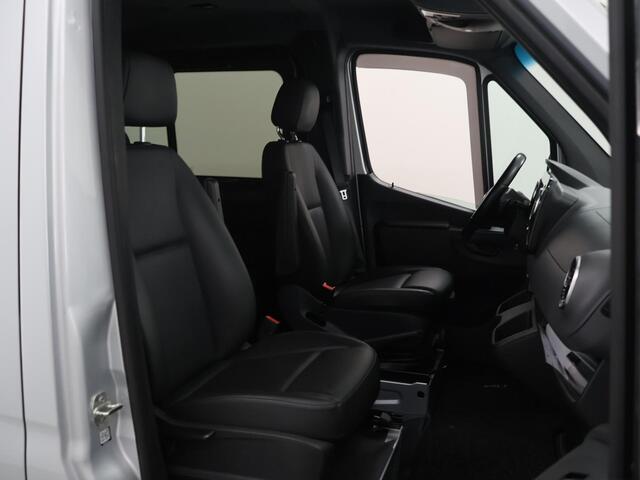 Mercedes-Benz SPRINTER 319 | 3.0 V6 | L2 H1 | Dubbele Cabine | 3500 KG AHW | LM Velgen | Distronic | Trekhaak | 5-zits | V6 | Climate Control | Parkeercamera | Lederen bekleding | Certified