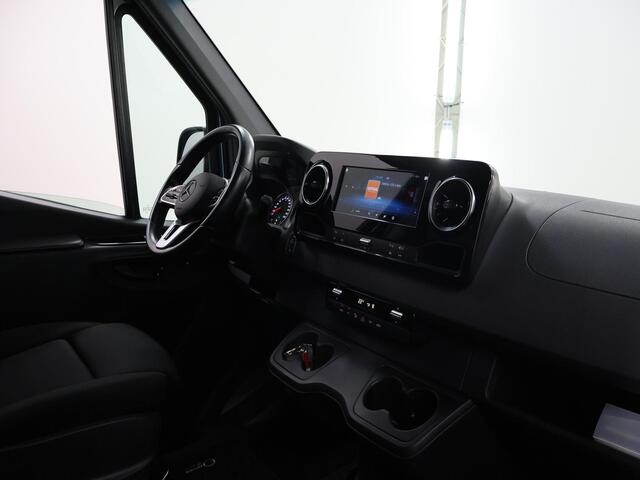 Mercedes-Benz SPRINTER 319 3.0 CDI V6 | L2 H2 | Dubbele Cabine | Climate Control | LM Velgen | 5-zits | Navigatie | Schuifdeur L+R | 3500KG AHW | 360° Camera | Certified |
