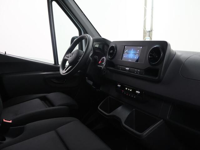 Mercedes-Benz SPRINTER 317 CDI Aut. | L2 H2 | Airco | Cruise Control | Trekhaak | Achterdeuren met ruit | Comfort-stoel | Certified