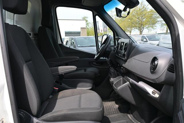 Mercedes-Benz SPRINTER 514 CDI Bakwagen met NIEUWE laadklep MBUX, Geveerde stoel, Stoelverwarming Nieuwe Laadklep 1000kg 180cm Plateau