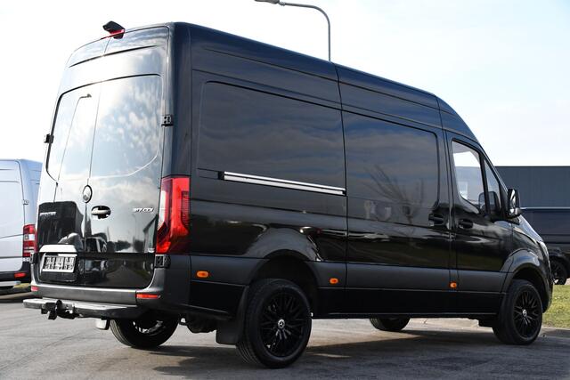 Mercedes-Benz SPRINTER V6 319 3.0 CDI L2H2 Black Edition RWD Cruise, Camera,10.5'' Multimedia, Carplay, LED, Trekhaak, Multimedia, UNIEK!