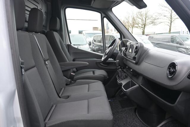 Mercedes-Benz SPRINTER 317 CDI L2H2 RWD MBUX met 360 graden camera en parkeersensoren, Geveerde stoel, Etc.