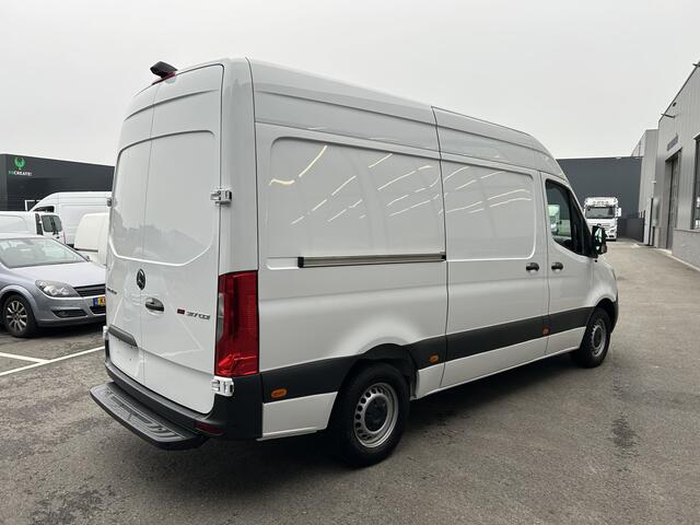 Mercedes-Benz SPRINTER 317 CDI L2 H2 MBUX / Navigatie / Camera / Parkeersensoren / Cruise control / Airco / 270 Graden achterdeuren