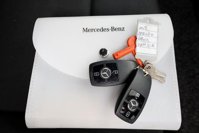 Mercedes-Benz SPRINTER 515 CDI 150pk 9G Automaat Bakwagen met laadklep en zijdeur 03-2022