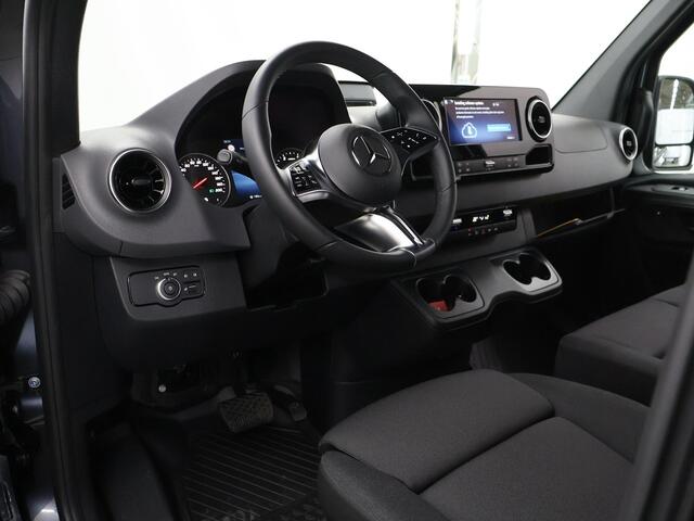Mercedes-Benz SPRINTER 319 CDI L2 H2 Select | Aut. | EDITION | LM-VELGEN | SPOILERPAKKET | TREEPLANKEN | Geveerde Comfortstoel bestuurder | Dodehoek Assistent| Voorbereiding Distronic | Parkeercamera + Sensoren V+A | Airco | 3-zits | Led Koplampen | 3500 KG. AHW | NIEUW |