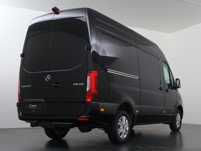 Mercedes-Benz SPRINTER 319 CDI Aut. | L2 H2 | Pro | 3500 KG. AHW | LM Velgen | 3-zits | LED | Parkeercamera | Carplay | Trekhaak | BPM-Vrij |