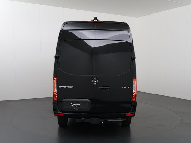 Mercedes-Benz SPRINTER 319 CDI Aut. | L2 H2 | Pro | 3500 KG. AHW | LM Velgen | 3-zits | LED | Parkeercamera | Carplay | Trekhaak | BPM-Vrij |