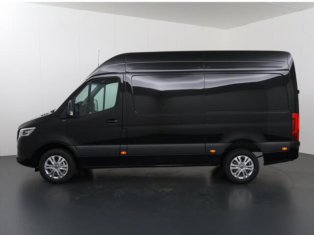 Mercedes-Benz SPRINTER 319 CDI Aut. | L2 H2 | Pro | 3500 KG. AHW | LM Velgen | 3-zits | LED | Parkeercamera | Carplay | Trekhaak | BPM-Vrij |